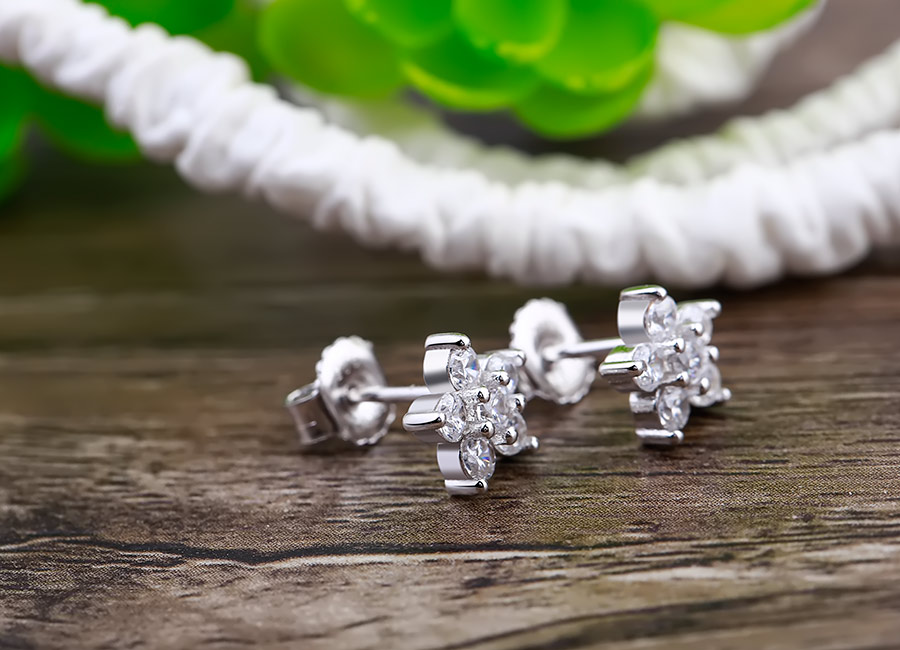 B&ocirc;ng tai bạc của Star Flower c&oacute; dạng khuy&ecirc;n nụ quen thuộc.