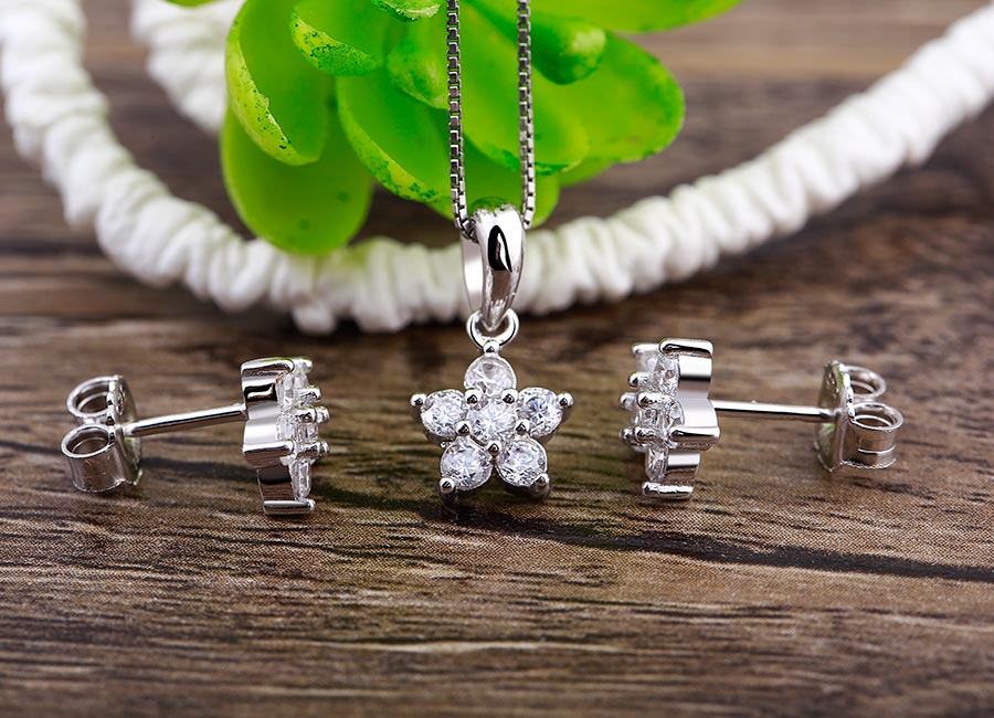 Sắc trắng thuần khiết của bạc &Yacute; trứ danh.