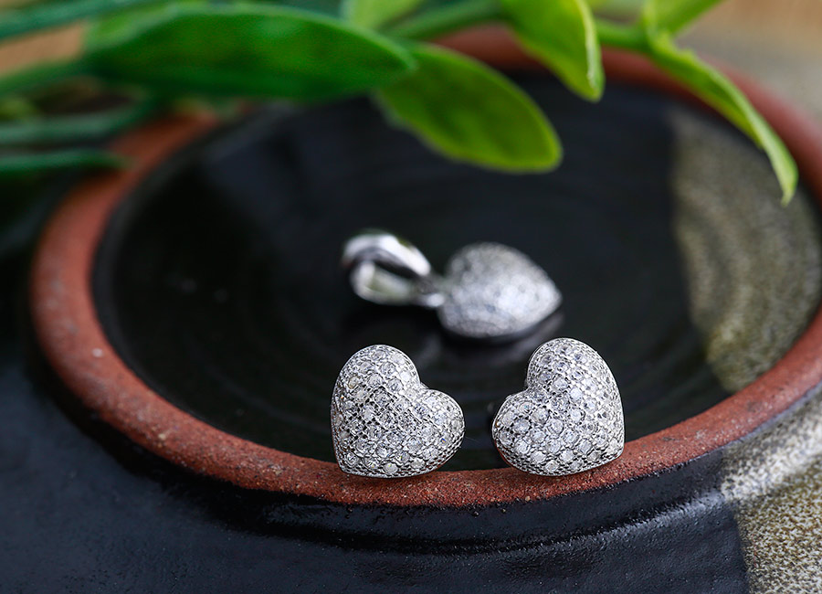 Đ&ocirc;i b&ocirc;ng tai đồng điệu về thiết kế với mặt d&acirc;y chuyền.