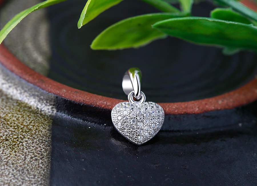 Hạt đ&aacute; CZ t&ocirc; điểm cho diện mạo Your Heartbeat th&ecirc;m ho&agrave;n hảo.