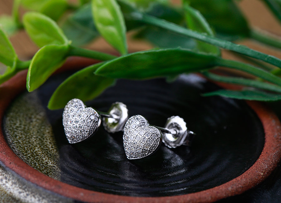 Ở dạng khuy&ecirc;n nụ, b&ocirc;ng tai dễ d&agrave;ng đ&oacute;ng mở trong t&iacute;ch tắc.