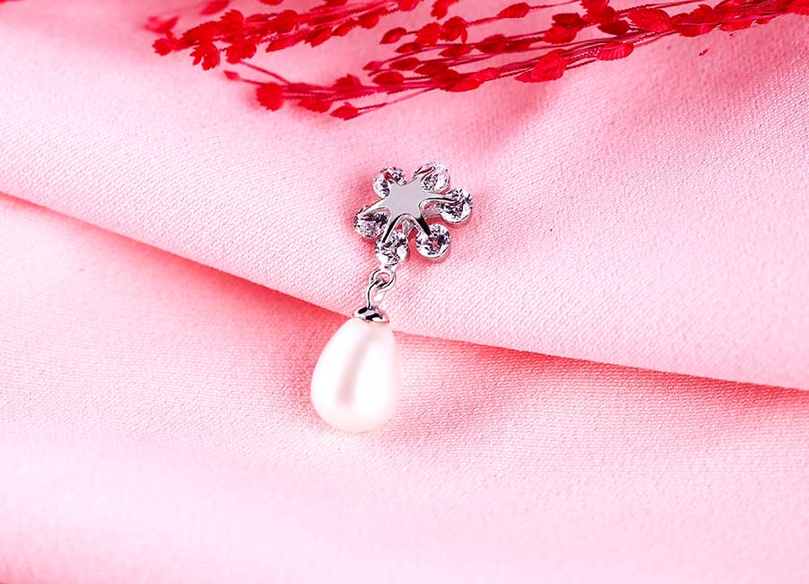 Cận cảnh mặt d&acirc;y chuyền bạc đồng điệu trong thiết kế.