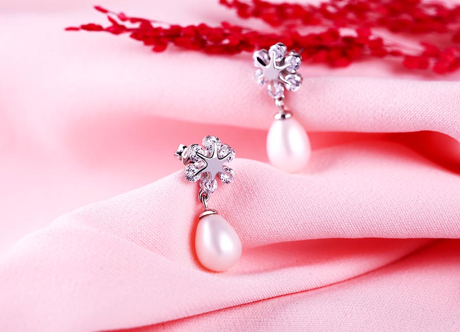 Mẫu b&ocirc;ng tai được thiết kế kiểu d&aacute;ng d&agrave;i th&iacute;ch hợp cho những c&ocirc; n&agrave;ng điệu đ&agrave;. 