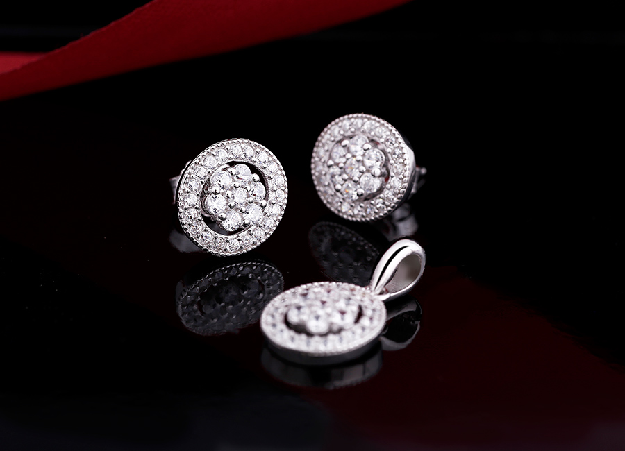 Sắc trắng của bạc đ&atilde; m&ecirc; hoặc biết bao c&ocirc; g&aacute;i.