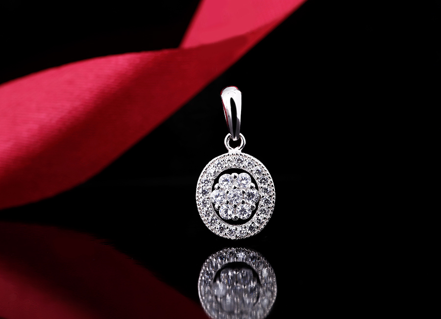 Mặt d&acirc;y chuyền bạc xinh xắn với đường n&eacute;t điệu đ&agrave;.