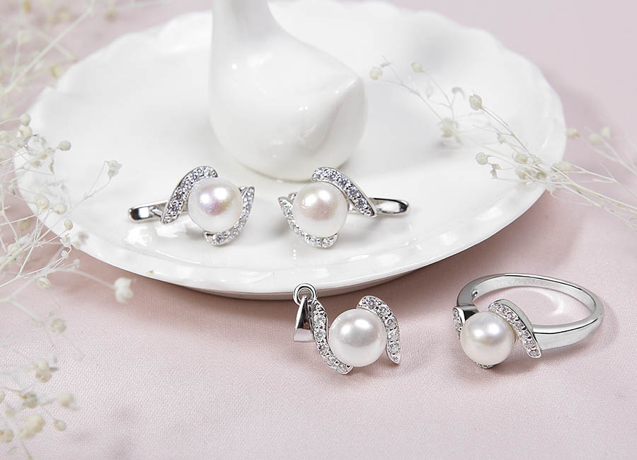 Trọn bộ nữ trang đồng điệu trong thiết kế.