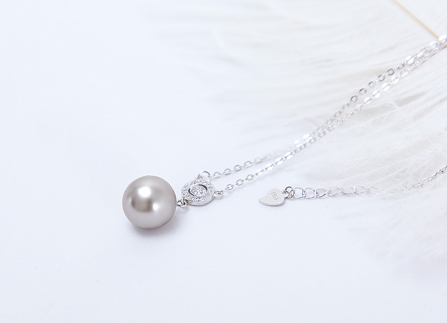 D&acirc;y chuyền sợi mảnh l&agrave;m nổi bật vi&ecirc;n ngọc trai phần mặt.