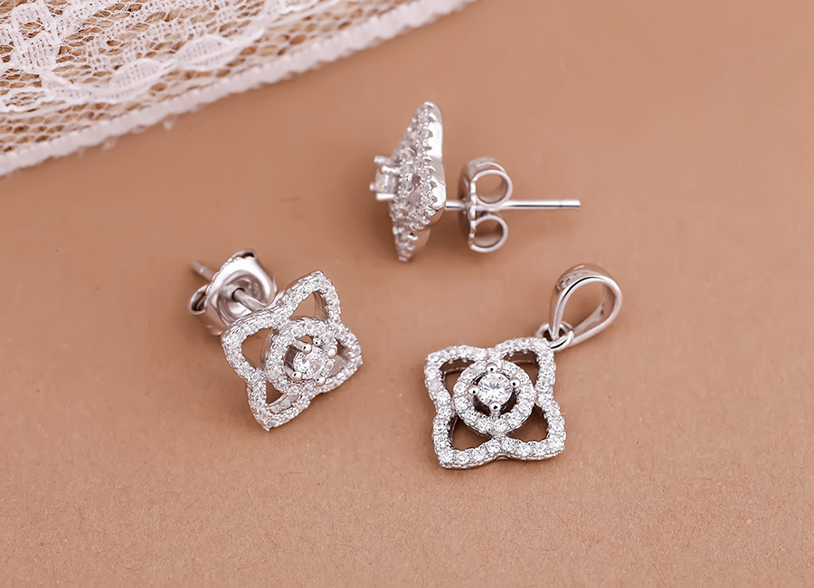 Cận cảnh bộ trang sức với sắc m&agrave;u lấp l&aacute;nh, nh&igrave;n đẹp mắt.