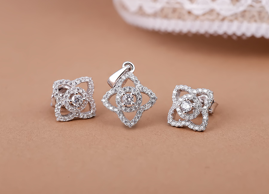 Đường n&eacute;t tạo h&igrave;nh kh&eacute;o l&eacute;o mang đến vẻ đẹp cho mẫu trang sức.