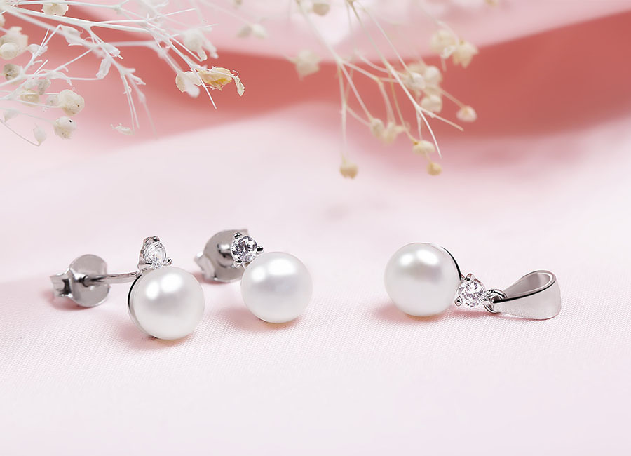 B&ocirc;ng tai bạc thiết kế dạng nụ, c&oacute; chung kiểu tạo d&aacute;ng với mặt d&acirc;y chuyền.