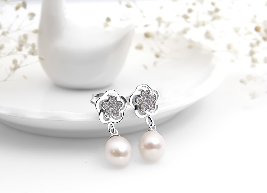 Đ&ocirc;i b&ocirc;ng tai bạc cuốn h&uacute;t.