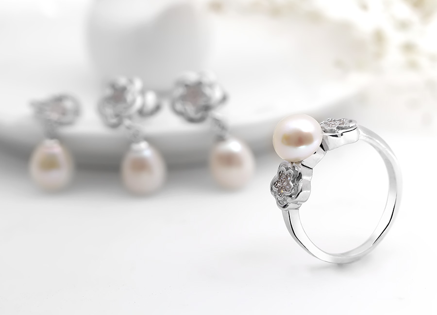 Vẻ đẹp kh&ocirc;ng t&igrave; vết của bộ trang sức sẽ t&ocirc;n vinh c&aacute;c đường n&eacute;t xinh xắn của người đeo.