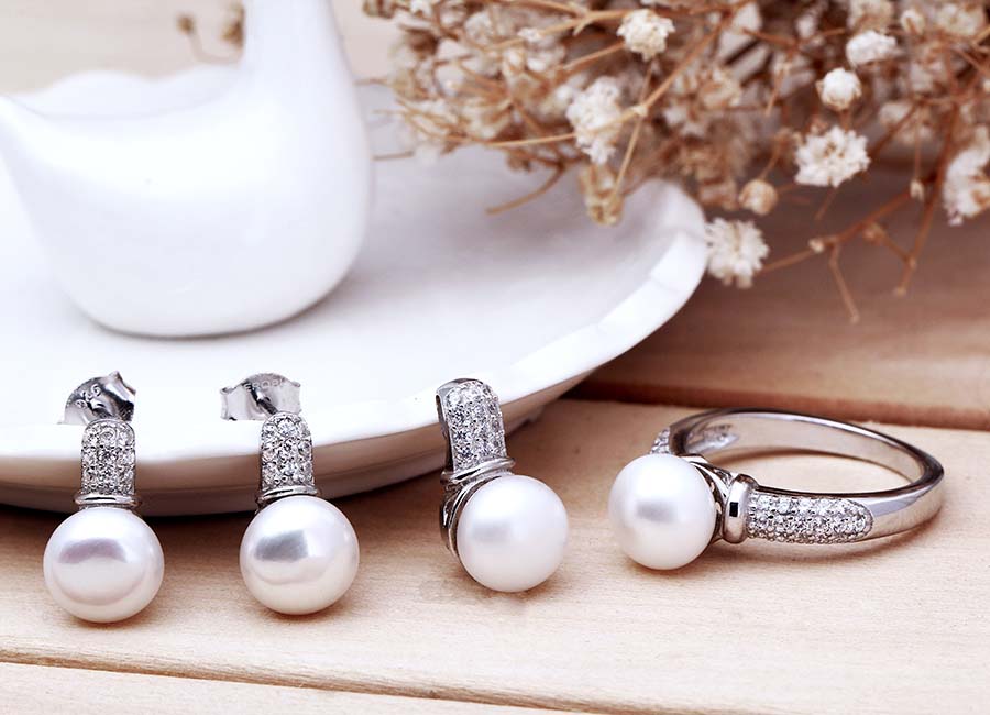 Khó lòng rời mắt được khỏi mẫu trang sức bạc Love Pearls này.