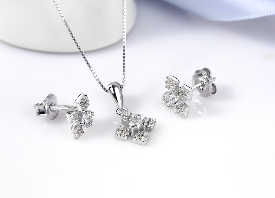 Bộ trang sức bạc với chi tiết đ&iacute;nh đ&aacute; CZ cẩn thận.