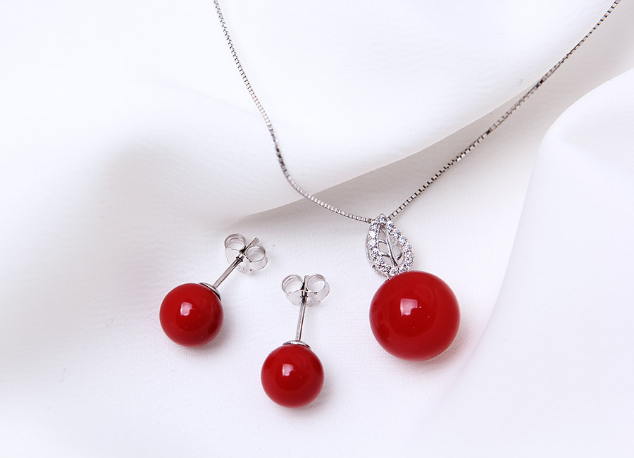 Bộ trang sức nổi bật với sắc đỏ tươi tắn.