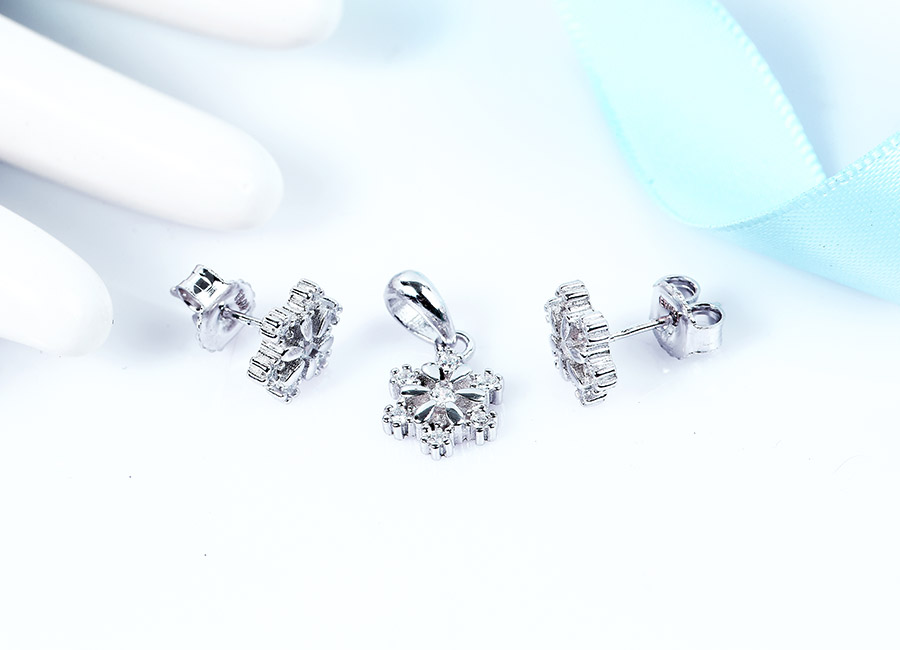 Trang sức bạc nạm đ&aacute; chưa bao giờ xuống hạng trọng l&ograve;ng c&aacute;c t&iacute;n đồ thời trang.