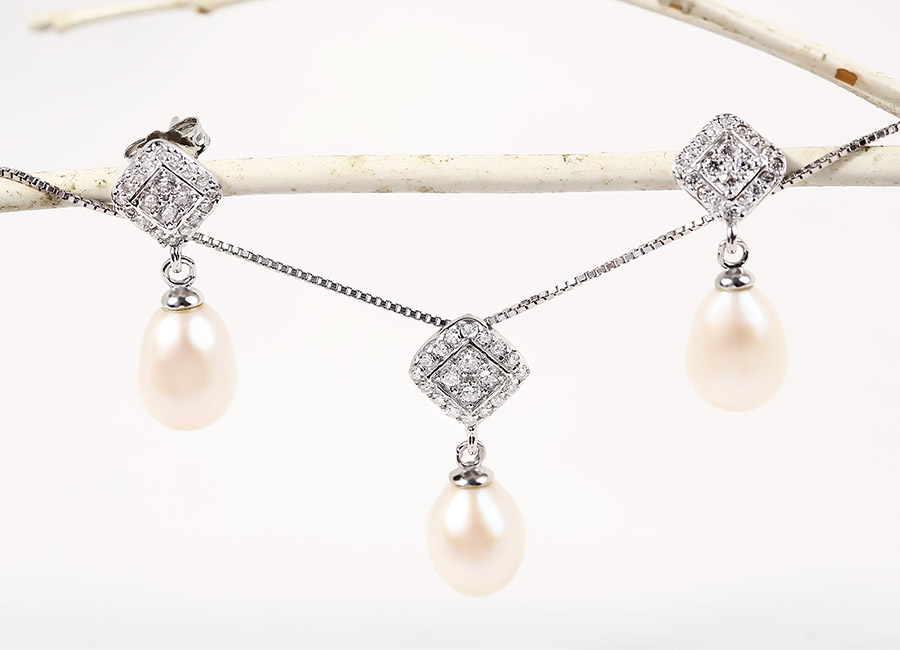 Vẻ đẹp kh&ocirc;ng t&igrave; vết của trang sức bạc gắn ngọc trai mang thương hiệu Eropi.