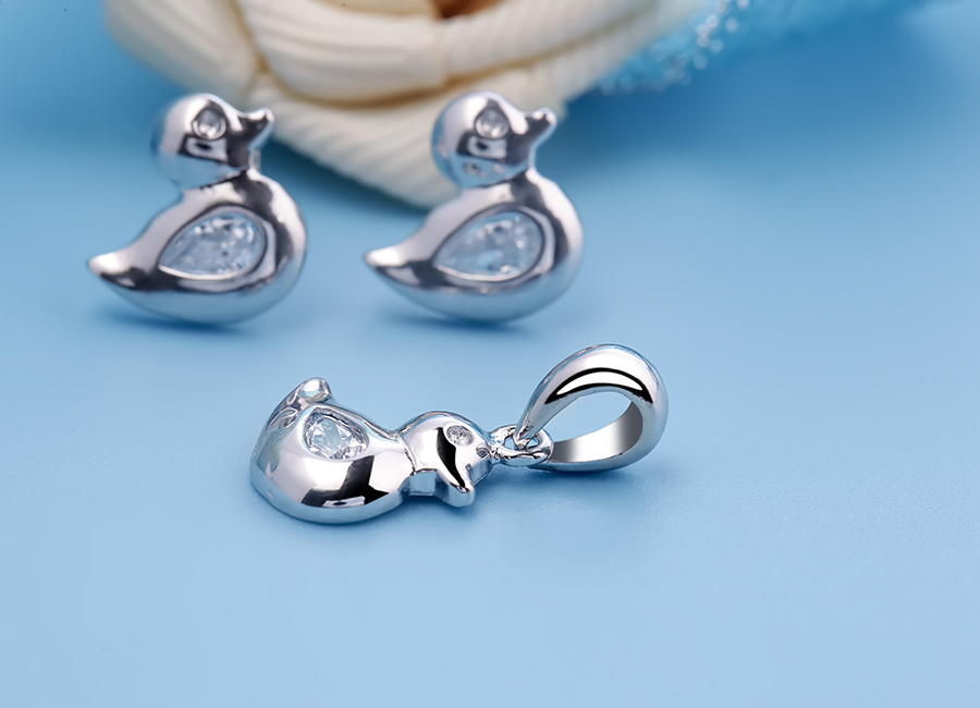 Bộ trang sức bạc The little Duck bao gồm 1 mặt dây chuyền bạc và đôi bông tai bạc đồng thiết kế.