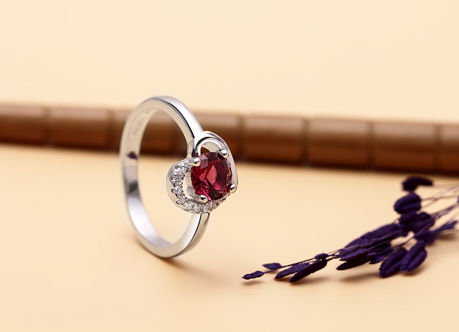 Chiếc nhẫn bạc mang hình trái tim nồng nhiệt, nhỏ xinh trên vùng tay bạn gái.