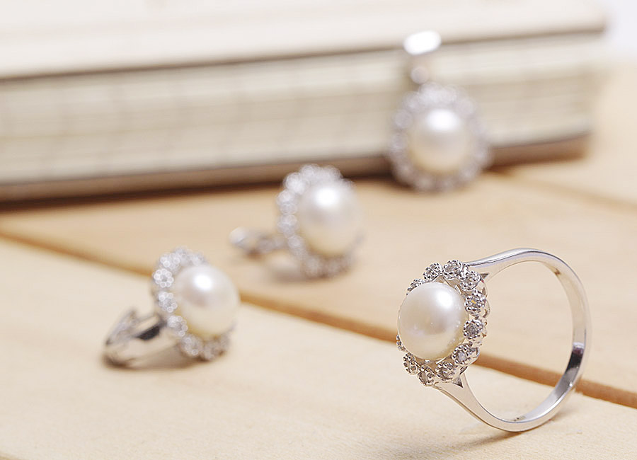 Sắc s&aacute;ng của đ&aacute; v&agrave; ngọc trai lấp l&aacute;nh cuốn h&uacute;t mọi &aacute;nh nh&igrave;n.