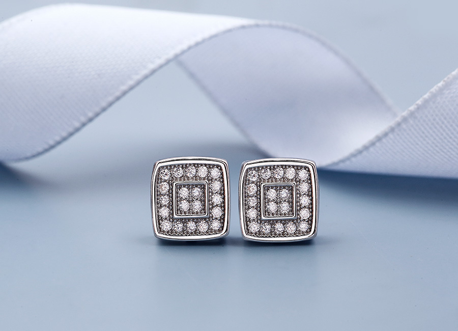 Đ&ocirc;i b&ocirc;ng tai mang m&agrave;u sắc s&aacute;ng trắng ấn tượng.