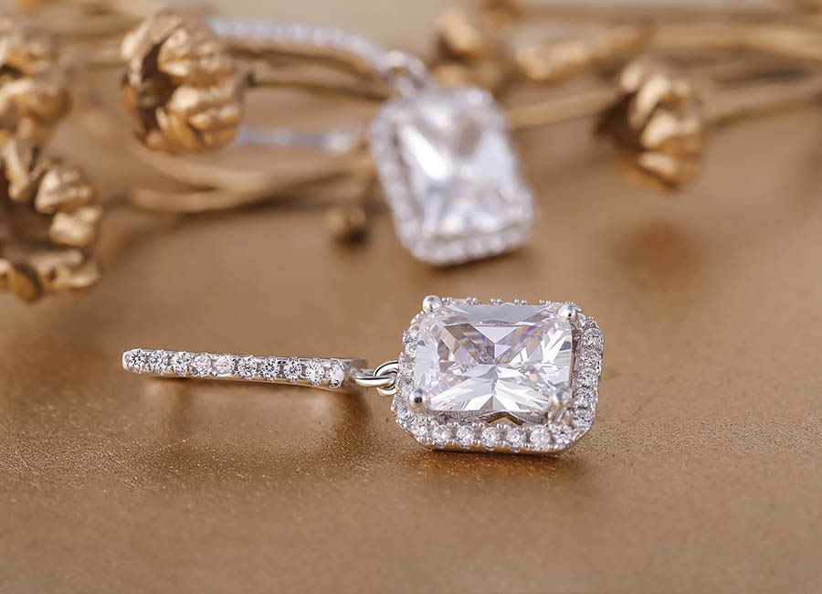B&ocirc;ng tai bạc Aphrodite t&ocirc;n vinh c&aacute;c đường n&eacute;t thanh t&uacute; tr&ecirc;n khu&ocirc;n mặt ph&aacute;i đẹp.