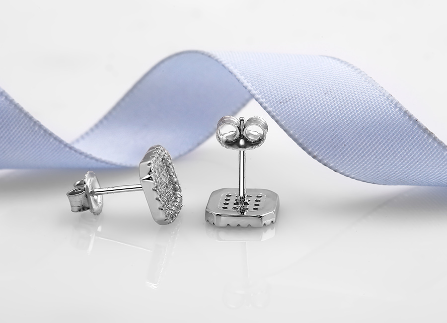 Chất liệu bạc Ý 925 đảm bảo tuổi thọ cho đôi bông tai.