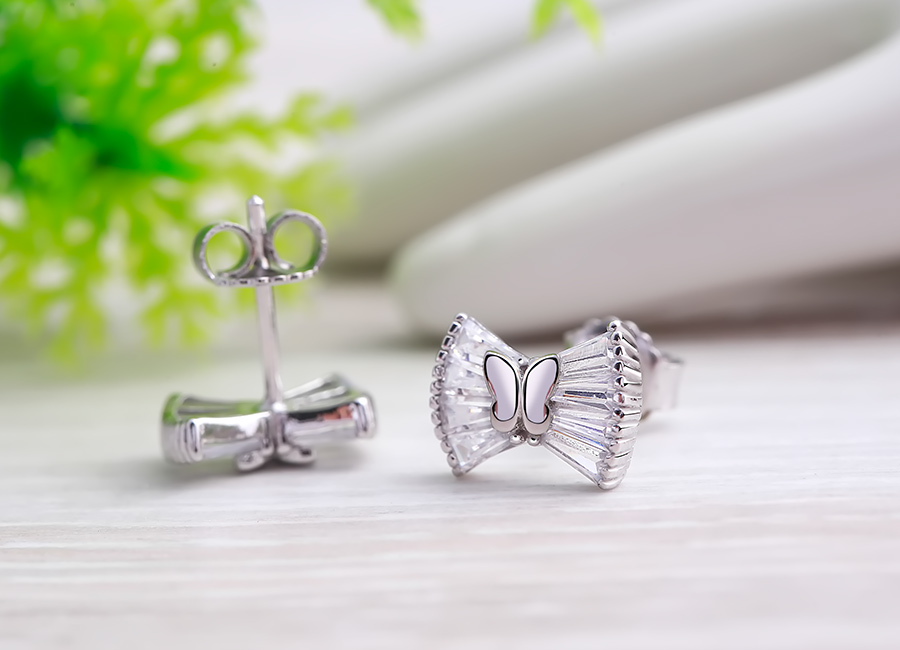 B&ocirc;ng tai nụ nhẹ nh&agrave;ng l&agrave;m điệu cho c&ocirc; g&aacute;i.