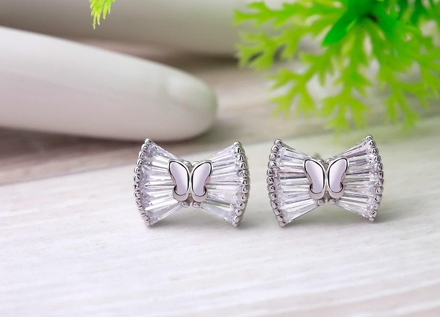 Sắc s&aacute;ng đến từ những vi&ecirc;n đ&aacute; trắng CZ.