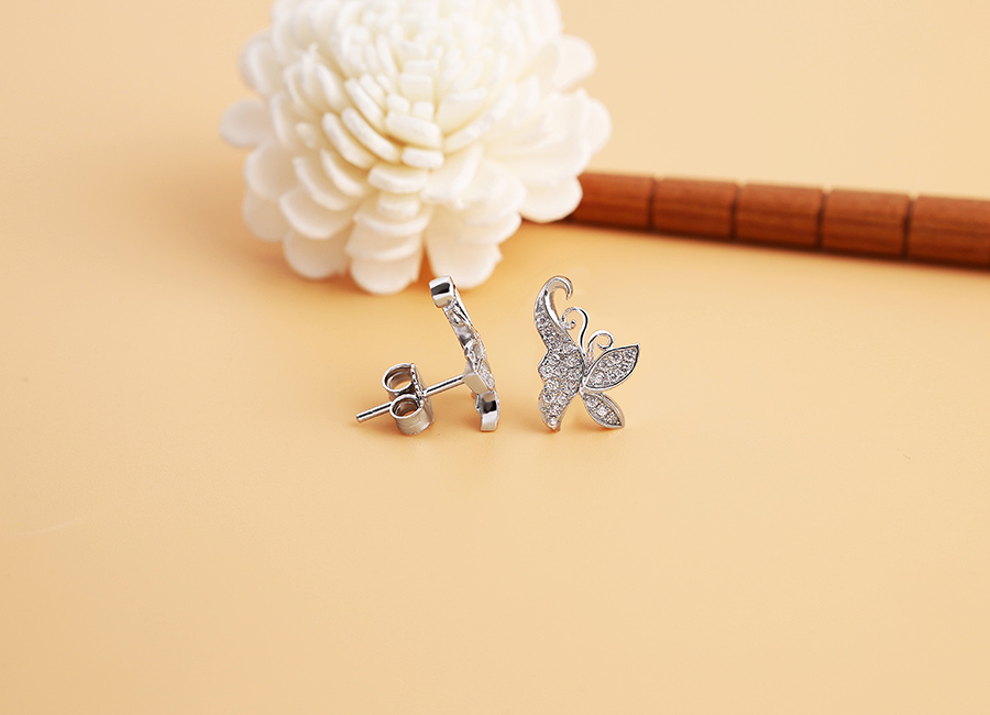 Những c&aacute;nh bướm thong dong tự do, tự tạo b&ecirc;n hoa cỏ.