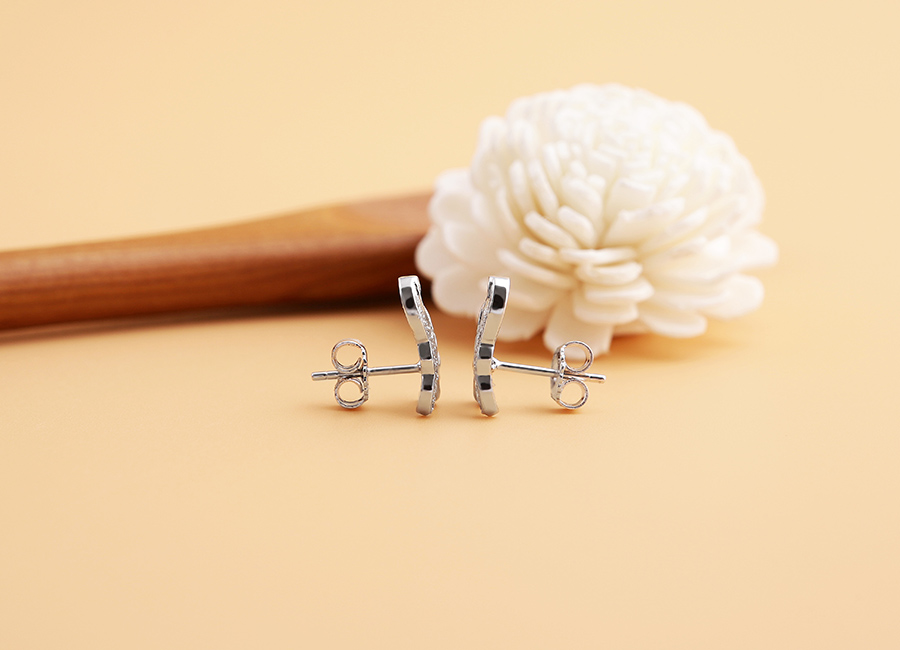 C&aacute;nh bướm nhỏ xinh được đ&iacute;nh nạm đ&aacute; Cz trắng lấp l&aacute;nh.