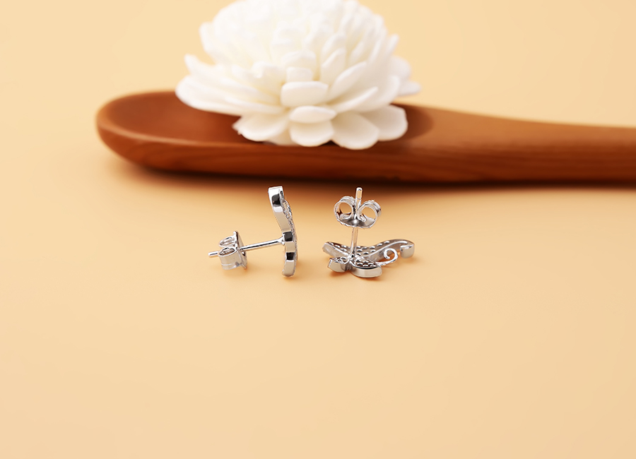 Tinh kh&ocirc;i với sắc trắng của bạc v&agrave; đ&aacute; Cz, duy&ecirc;n d&aacute;ng m&agrave; kh&ocirc;ng k&eacute;m phần c&aacute; t&iacute;nh.