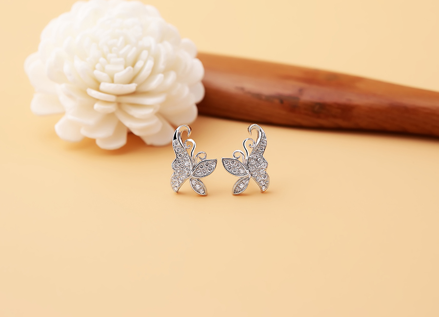 Đ&ocirc;i b&ocirc;ng tai bạc Butterfly mang đến vẻ đẹp rạng ngời cho một nửa thế giới.