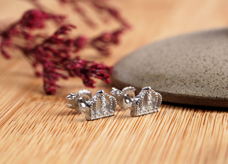 B&ocirc;ng tai bạc với tạo h&igrave;nh vương miện nhỏ xinh.