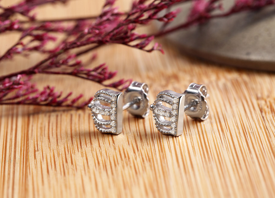 Lấp l&aacute;nh sắc bạc v&agrave; đ&aacute; CZ.