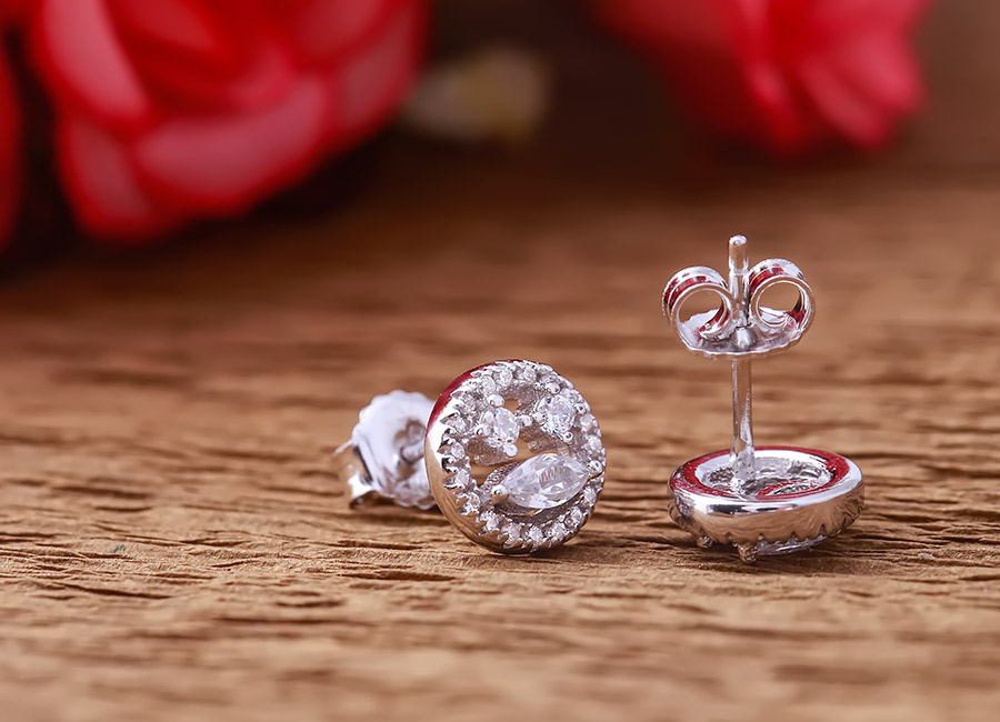 Sắc sảo trong đường n&eacute;t tạo d&aacute;ng b&ocirc;ng tai.