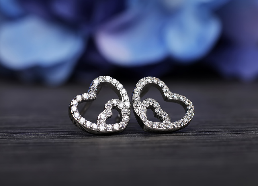 Bông tai bạc Double Heart mang đến một vẻ đẹp trong sáng và rạng ngời cho phái nữ.