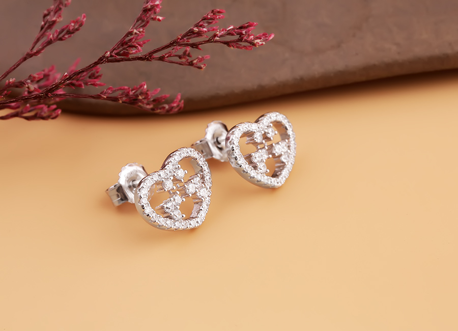 Tạo h&igrave;nh tr&aacute;i tim lung linh với những vi&ecirc;n đ&aacute; s&aacute;ng nạm tr&ecirc;n mặt.