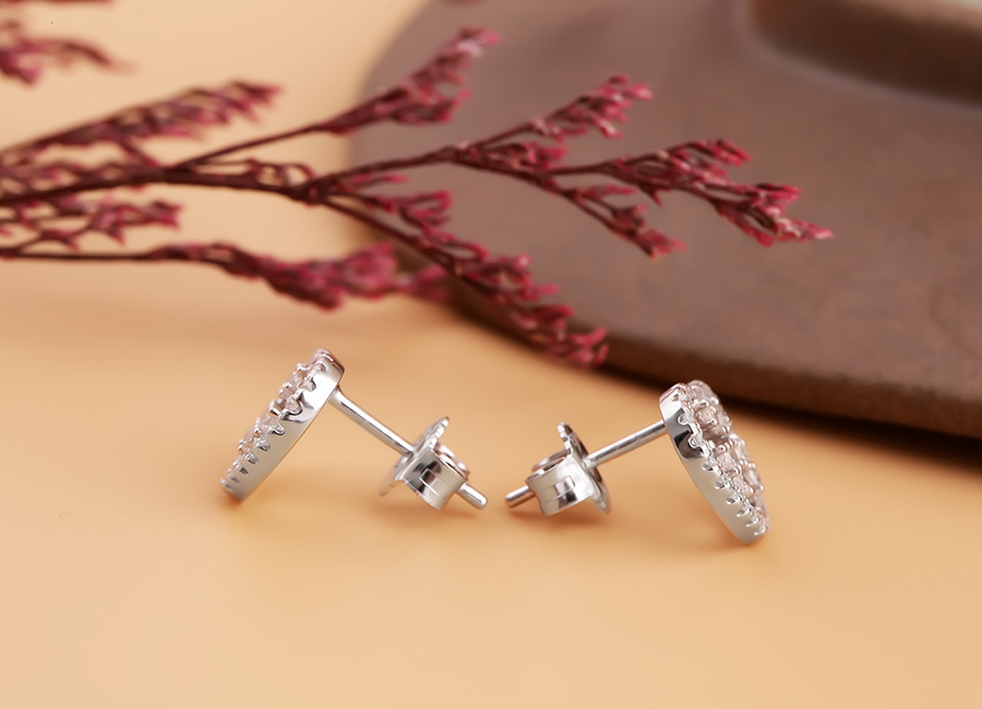 Kiểu d&aacute;ng khuy&ecirc;n nụ quen thuộc v&agrave; được nhiều bạn g&aacute;i y&ecirc;u th&iacute;ch.