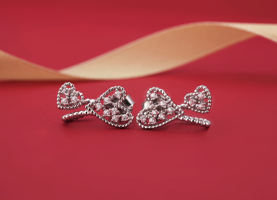 H&atilde;y tự tạo cho m&igrave;nh gu thời trang c&ugrave;ng b&ocirc;ng tai bạc Heart to Heart.