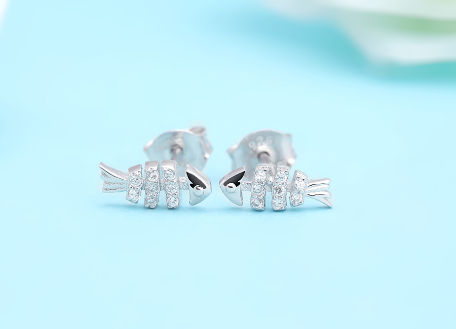 Vẻ đẹp hồn nhiên, nhí nhảnh của đôi bông tai bạc Kiera họa tiết chú cá nhỏ.
