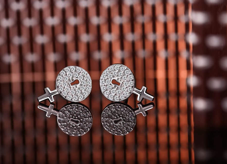 Sắc trắng của đ&aacute; CZ hấp dẫn bất cứ ai.