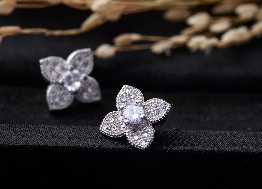 Đẹp v&agrave; ấn tượng khiến c&ocirc; g&aacute;i say đắm ngắm nh&igrave;n.