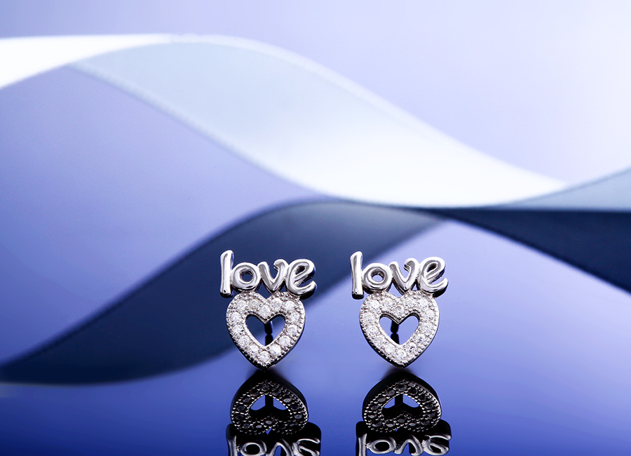 B&ocirc;ng tai bạc Lizzie Love thể hiện t&acirc;m tư của c&ocirc; g&aacute;i đang y&ecirc;u.