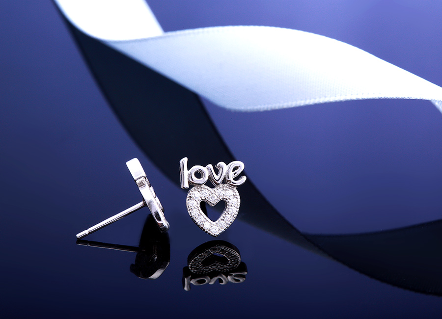 H&atilde;y sử dụng mẫu hoa tai n&agrave;y để gi&uacute;p bản th&acirc;n đẹp hơn.