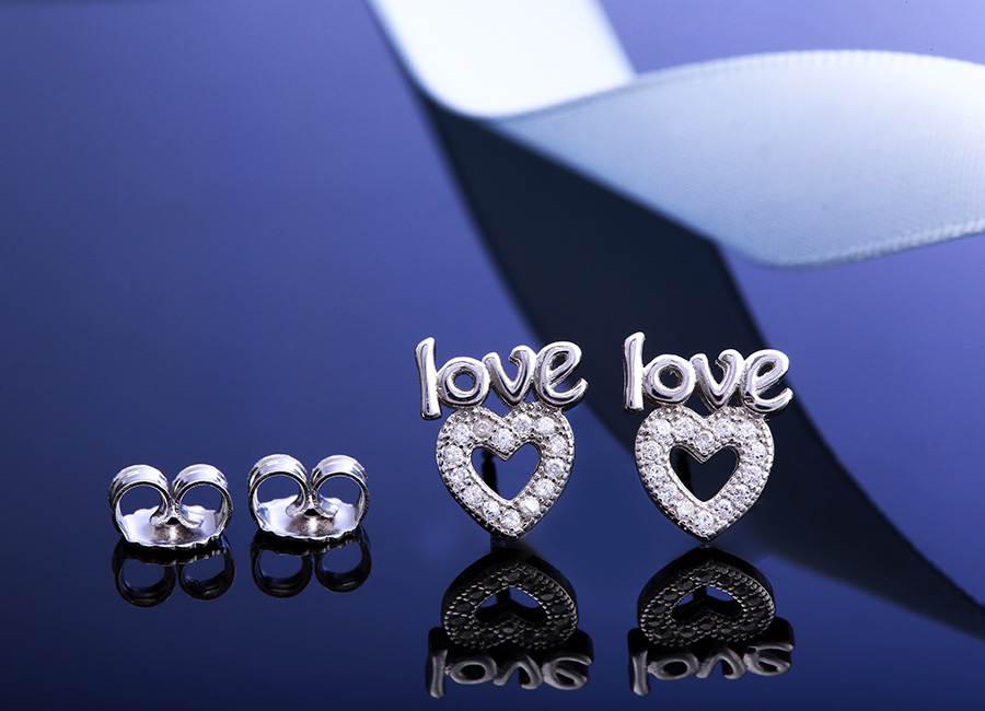 Đ&ocirc;i b&ocirc;ng tai n&oacute;i hộ ch&iacute;nh t&acirc;m tư của c&ocirc; g&aacute;i đang y&ecirc;u.