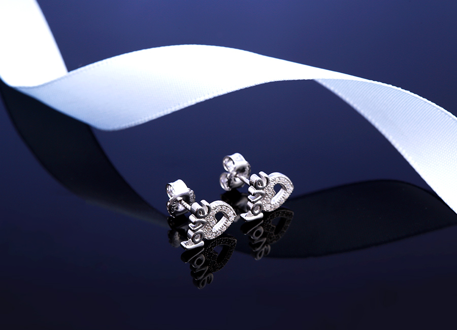 Kiểu khuy&ecirc;n nụ v&ocirc; c&ugrave;ng chắc chắn với chốt kh&oacute;a ph&iacute;a mặt lưng.