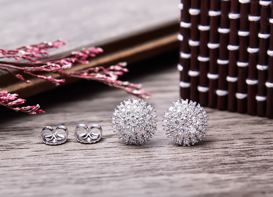 Tạo h&igrave;nh b&ocirc;ng hoa tr&ograve;n lạ mắt với chi tiết nạm đ&aacute; cầu kỳ.