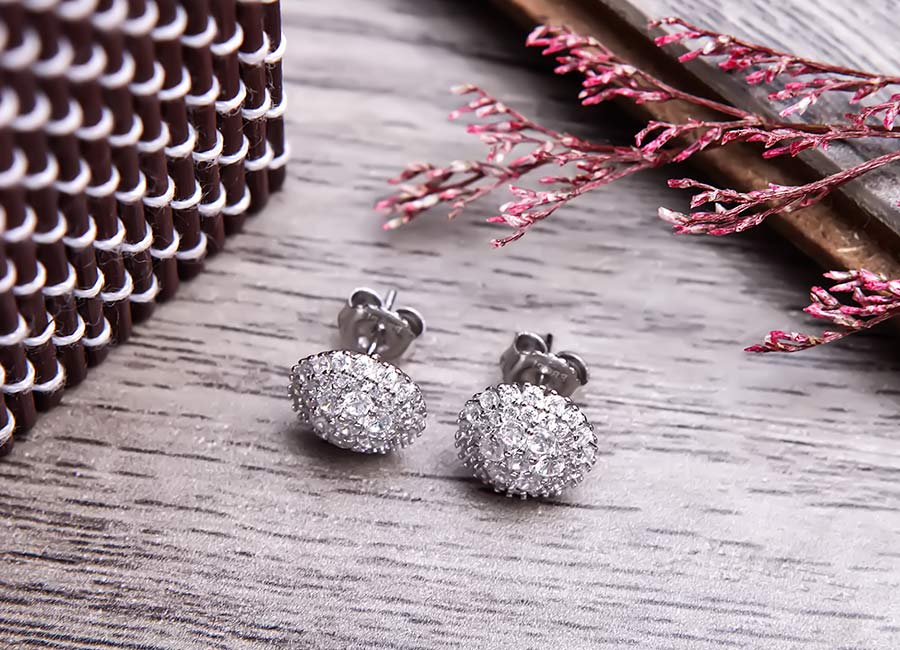 Kiểu d&aacute;ng b&ocirc;ng tai tr&ograve;n ấn tượng.