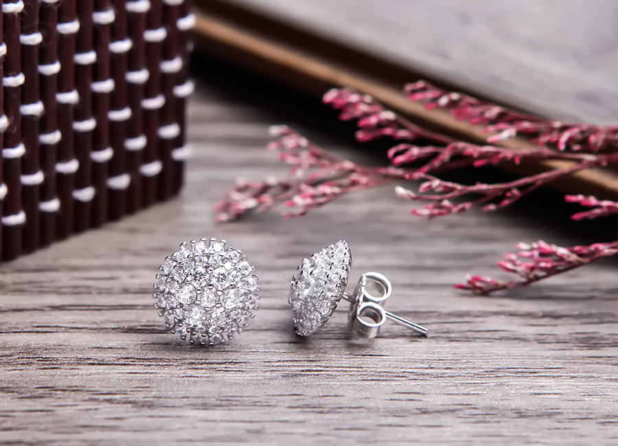 Mẫu khuy&ecirc;n nụ mang đến sắc trẻ cho người đeo.